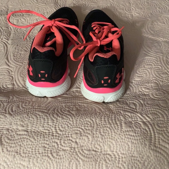 Under armor pink and black sneakers - Picture 6 of 7